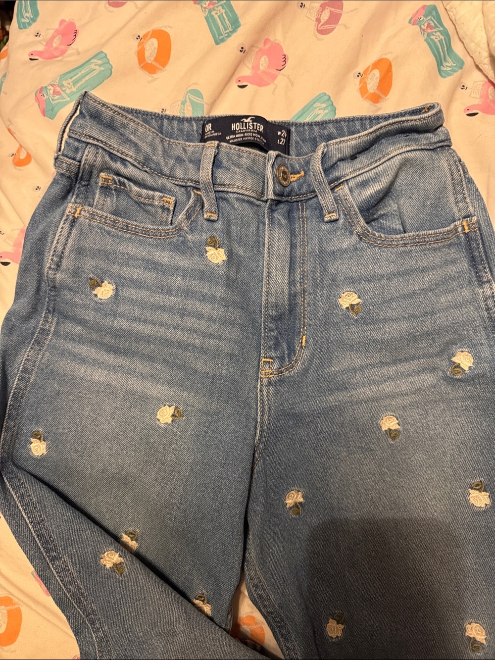 Hollister Light Blue High-Rise Mom Jeans with Cream Rose Embroidery size 0 R